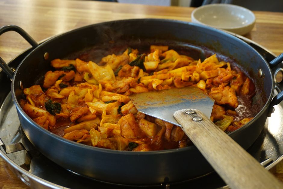 건강한 원팬 레시피로 조리 중인 간단한 집밥 이미지
