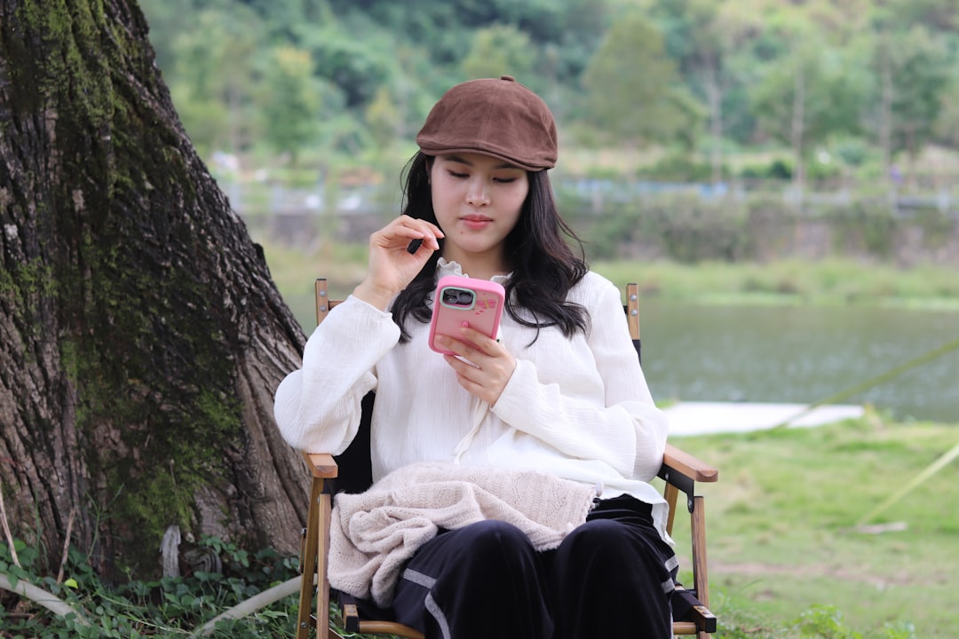 확대된 혜택으로 스마트폰을 편리하게 이용하는 어르신의 모습
