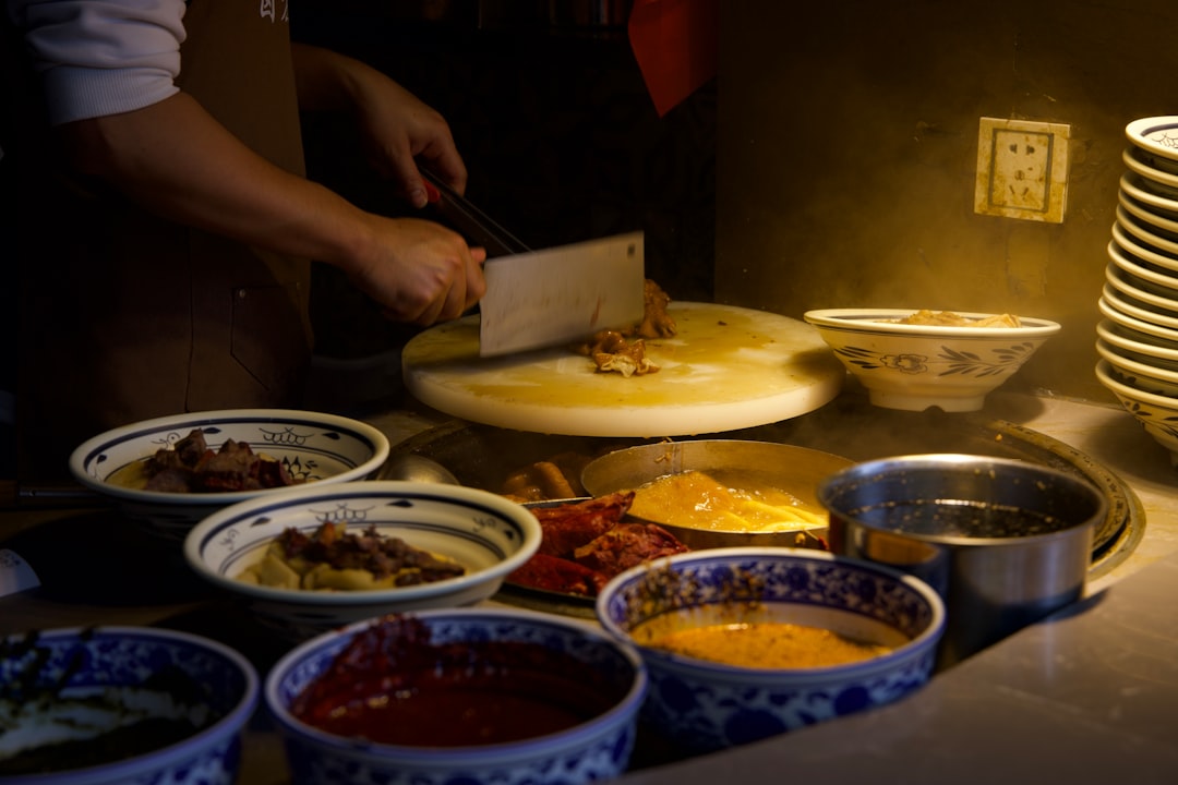 생고기, 생선, 채소를 구분하여 사용하는 칼과 도마, 교차 오염 방지를 위한 조리기구 구분 사용 모습