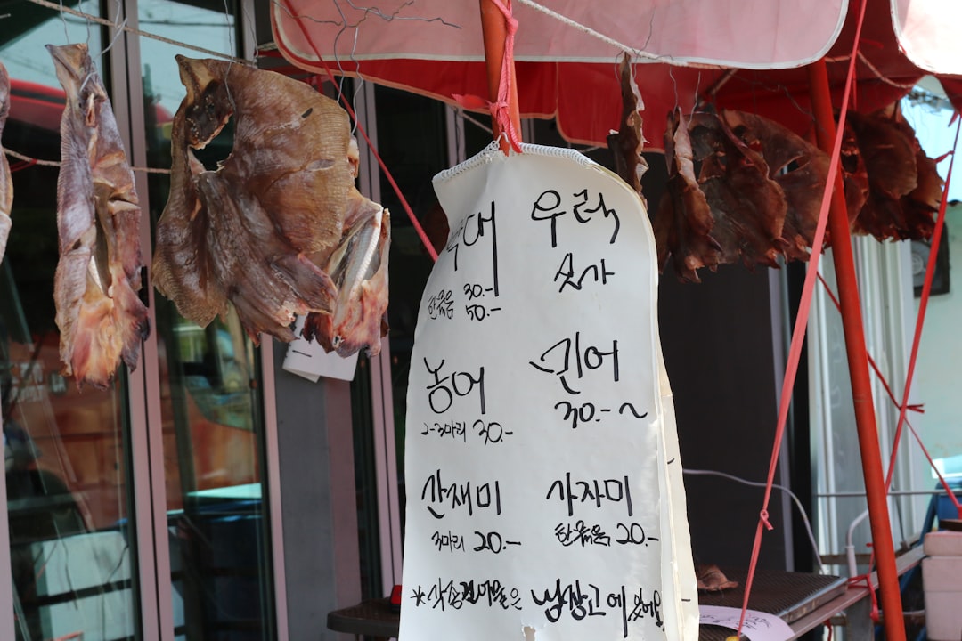 냉장고에 육류, 어패류, 채소류가 용기에 담겨 분리 보관되는 모습