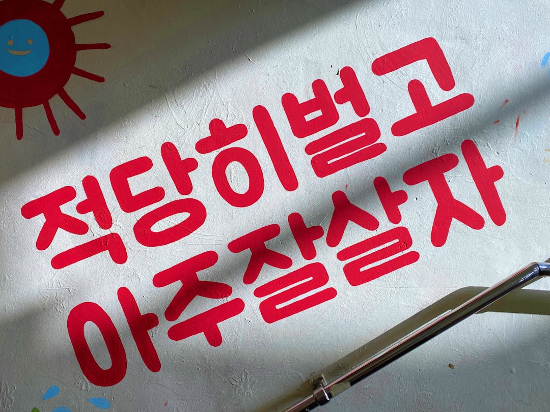스마트폰 화면에 온라인 쇼핑몰의 투명한 구매 후기 운영 정책 페이지가 표시된 모습