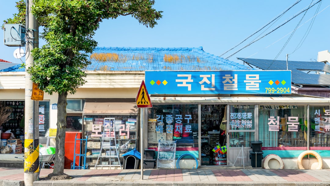 깔끔하게 정리된 주방과 청소 도구들
