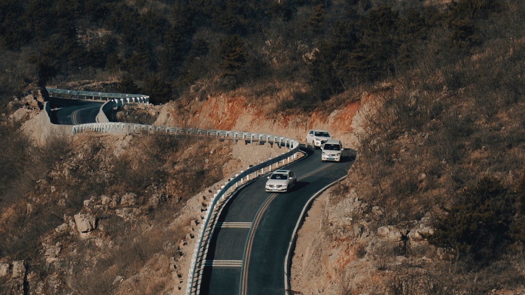 타이어 소음 등급(AA/A) 표시와 저소음 주행 효과를 설명하는 인포그래픽